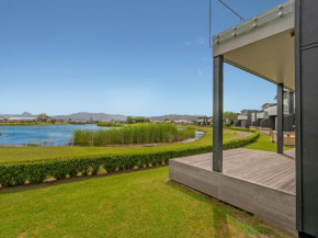 Lakeside Villa Retreat - Matarangi Downstairs Holiday Unit, Matarangi